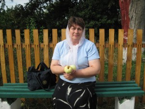 Мама с яблоком