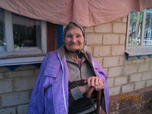 Бабушка возле хаты
