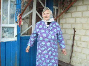 Бабушка возле веранды