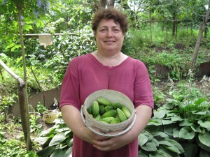 Мама с огурцами