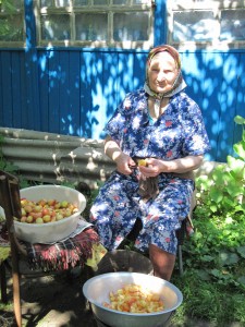 Бабушка во дворе