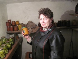 Мама в погребе